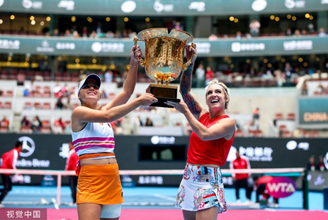 挥手回应 挥手回应